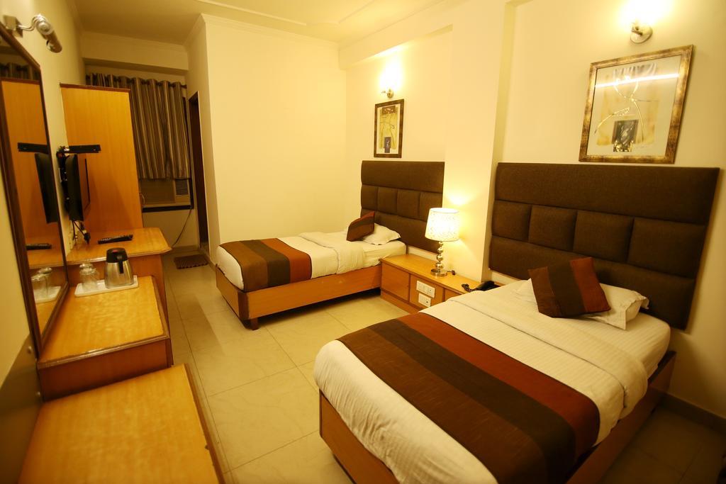 Hotel Parkway Deluxe Nuova Delhi Esterno foto