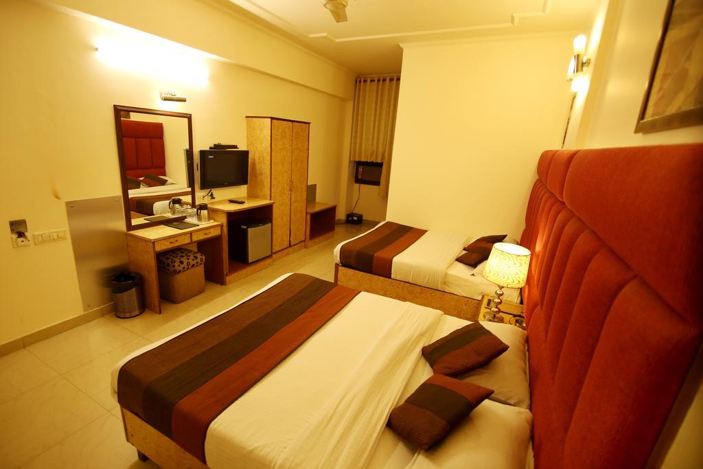 Hotel Parkway Deluxe Nuova Delhi Esterno foto