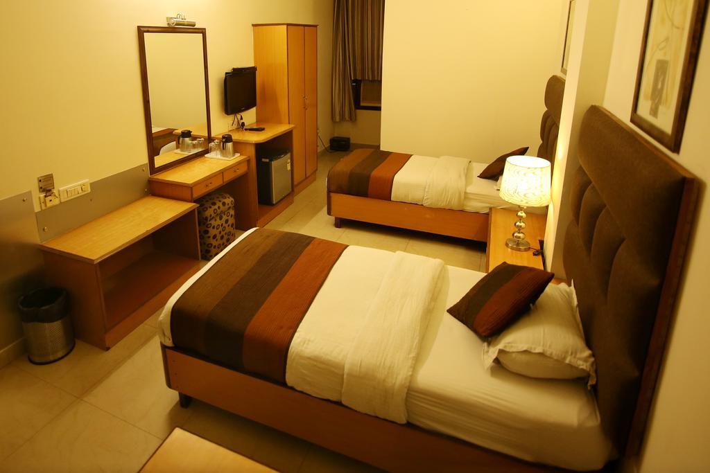 Hotel Parkway Deluxe Nuova Delhi Esterno foto