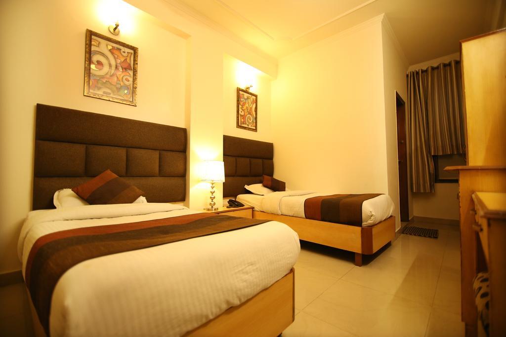 Hotel Parkway Deluxe Nuova Delhi Esterno foto