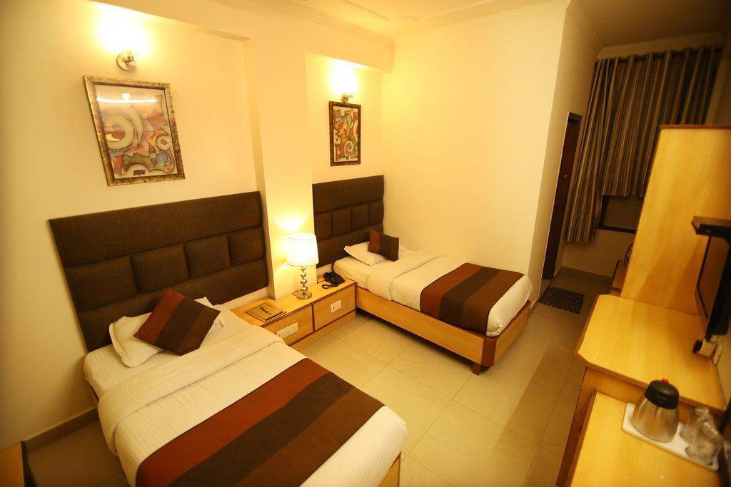 Hotel Parkway Deluxe Nuova Delhi Esterno foto