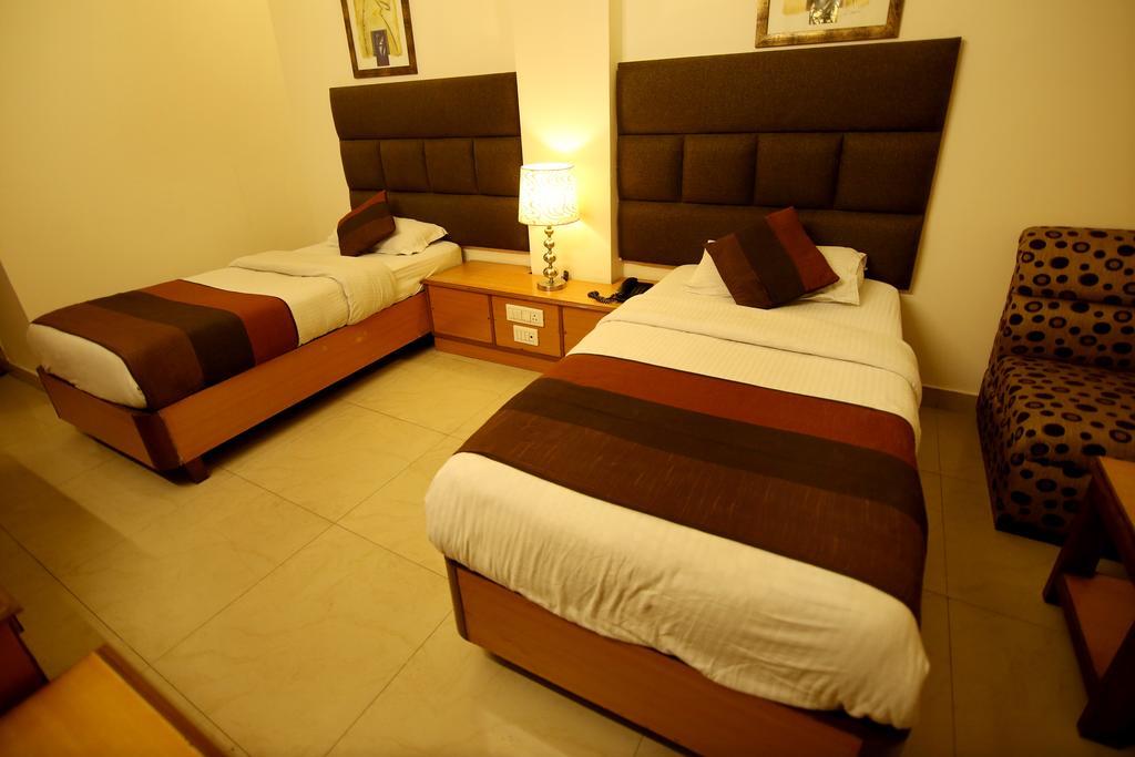 Hotel Parkway Deluxe Nuova Delhi Esterno foto