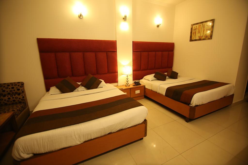 Hotel Parkway Deluxe Nuova Delhi Esterno foto