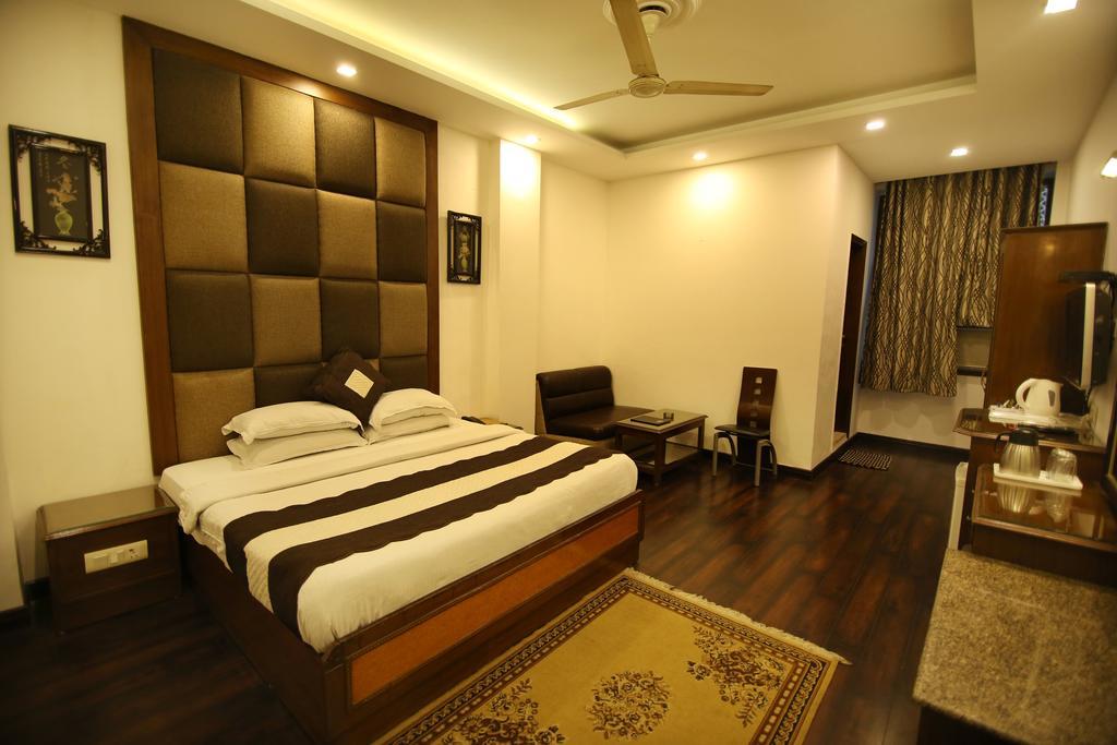 Hotel Parkway Deluxe Nuova Delhi Esterno foto