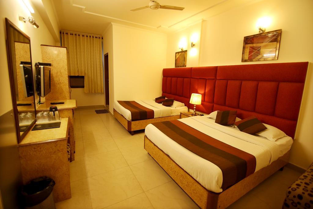 Hotel Parkway Deluxe Nuova Delhi Esterno foto