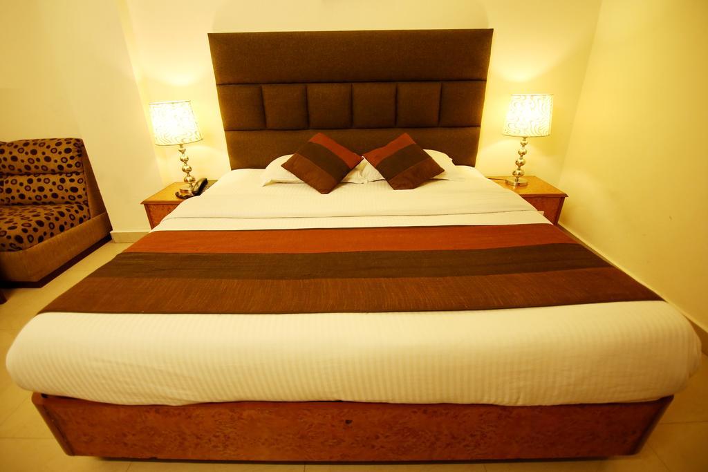 Hotel Parkway Deluxe Nuova Delhi Esterno foto