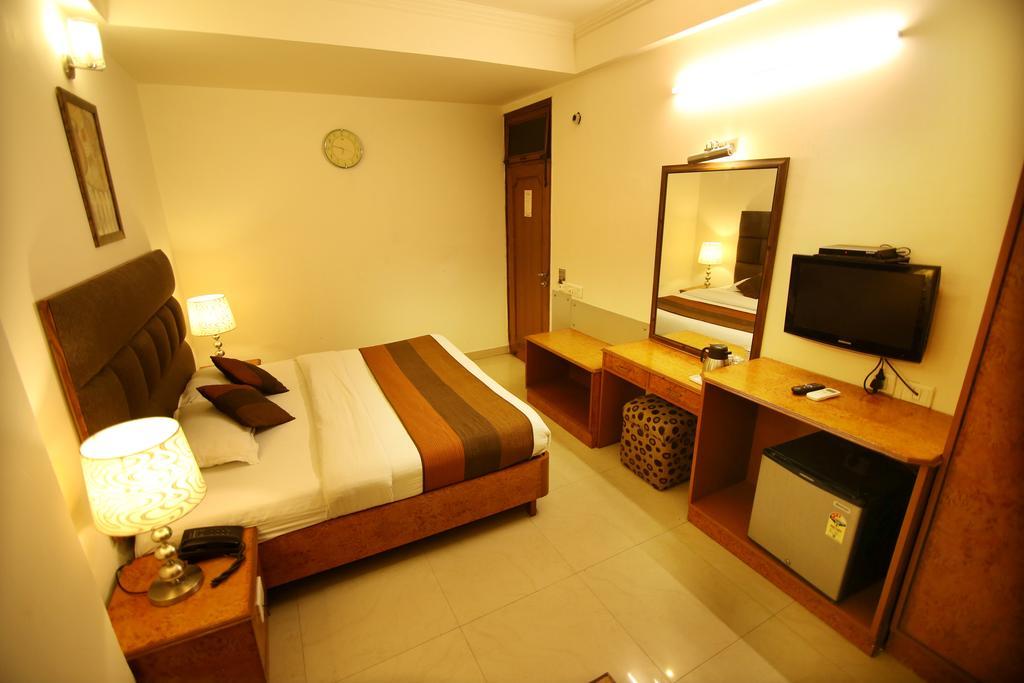 Hotel Parkway Deluxe Nuova Delhi Esterno foto